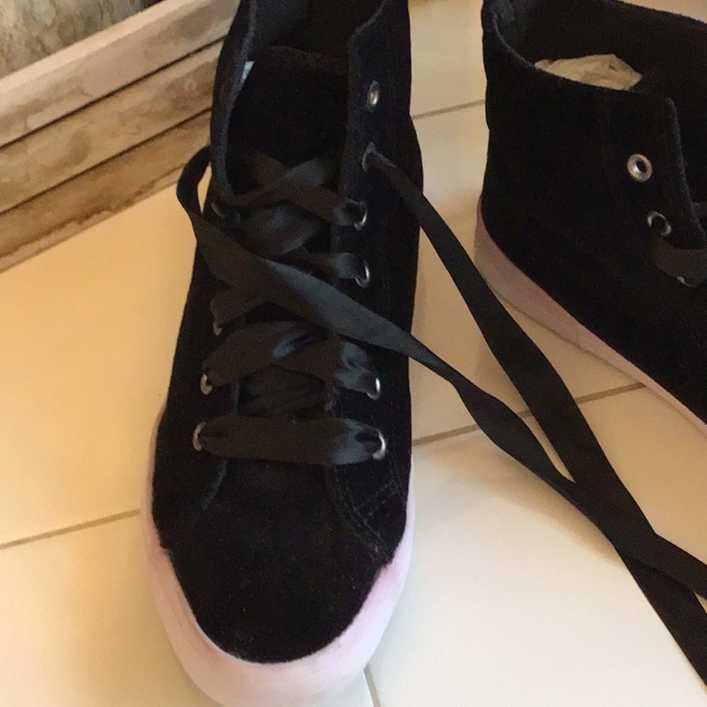‘Joe Boxer’ Teen Ry Black Velour Hi-Top Sneakers - Picture 2 of 7